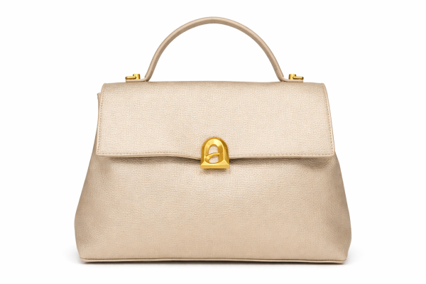 ΤΣΑΝΤΑ ΧΕΙΡΟΣ